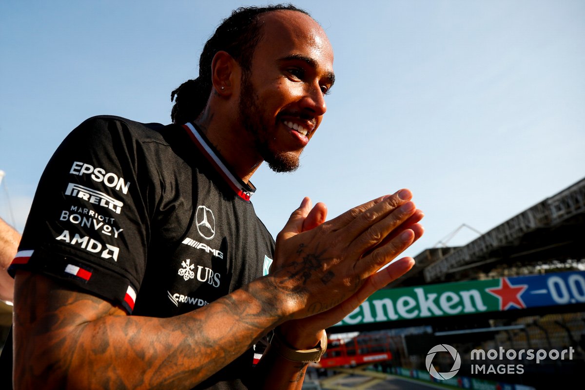Lewis Hamilton, Mercedes, celebra con los aficionados tras la carrera