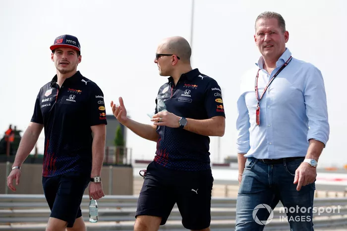 Max Verstappen, Red Bull Racing, recorre la pista con su padre Jos Verstappen y otros miembros de Red Bull