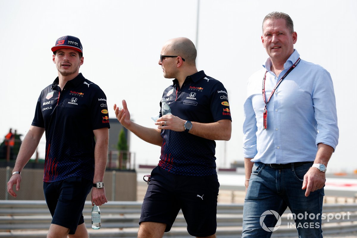 Max Verstappen, Red Bull Racing, recorre la pista con su padre Jos Verstappen y otros miembros de Red Bull
