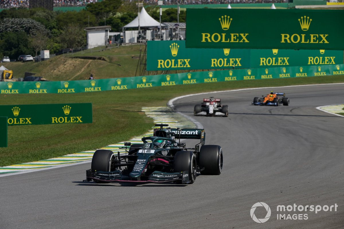 Lance Stroll, Aston Martin AMR21, Kimi Raikkonen, Alfa Romeo Racing C41, y Lando Norris, McLaren MCL35M