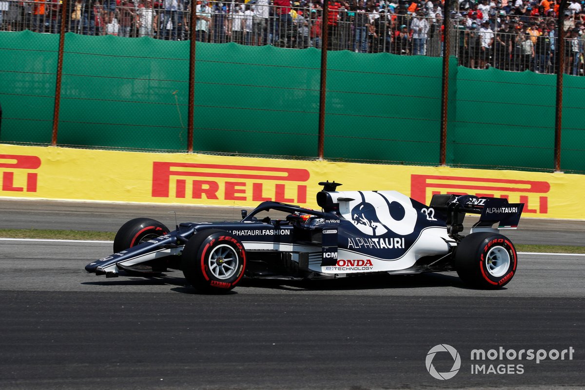 Yuki Tsunoda, AlphaTauri AT02, se dirige a boxes con un alerón delantero perdido