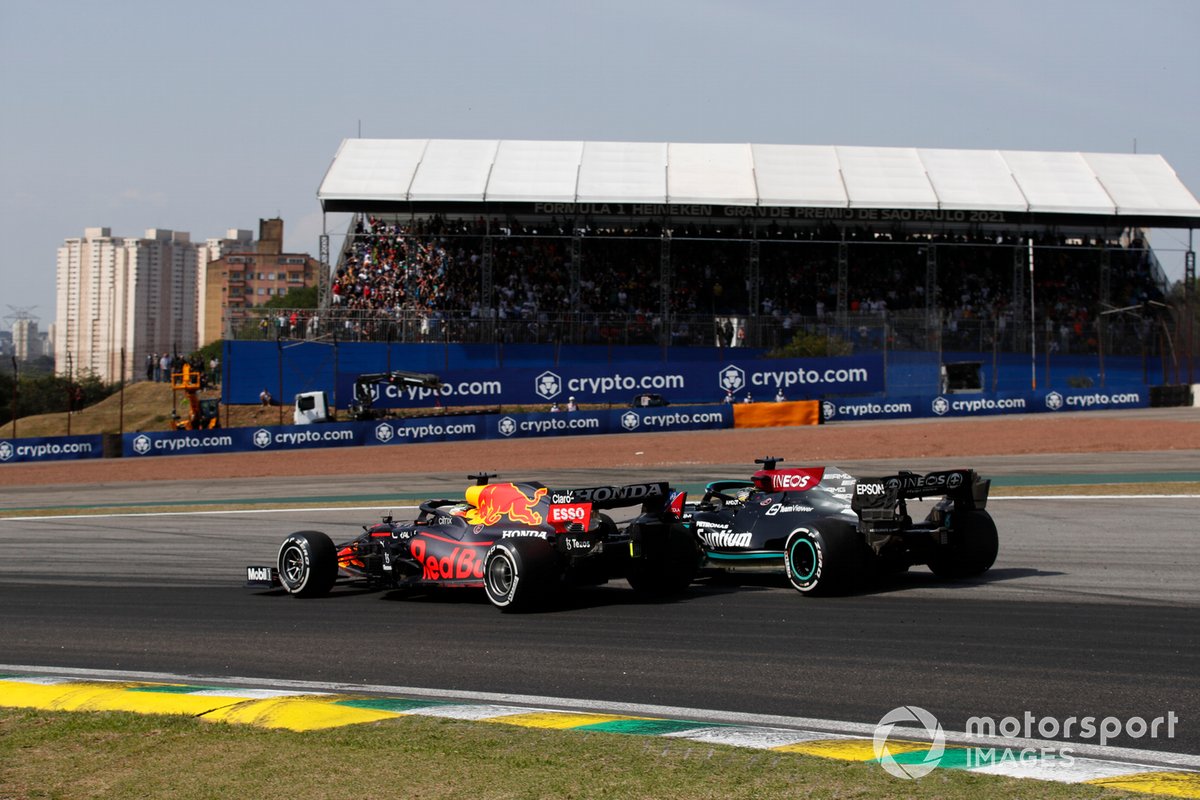 Max Verstappen, Red Bull Racing RB16B, lucha con Lewis Hamilton, Mercedes W12