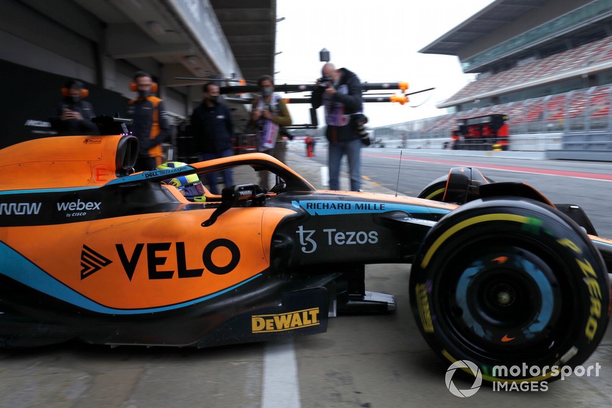 Lando Norris, McLaren MCL36, sort de son garage