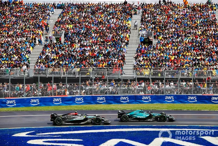 Fernando Alonso, Aston Martin AMR24, lutte avec Lewis Hamilton, Mercedes F1 W15 