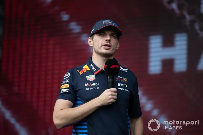 Max Verstappen, Red Bull Racing, en el escenario de la fan zone