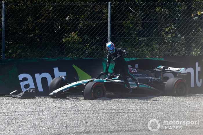 Andrea Kimi Antonelli, Mercedes F1 W15, sale de su coche dañado tras un accidente en la FP1