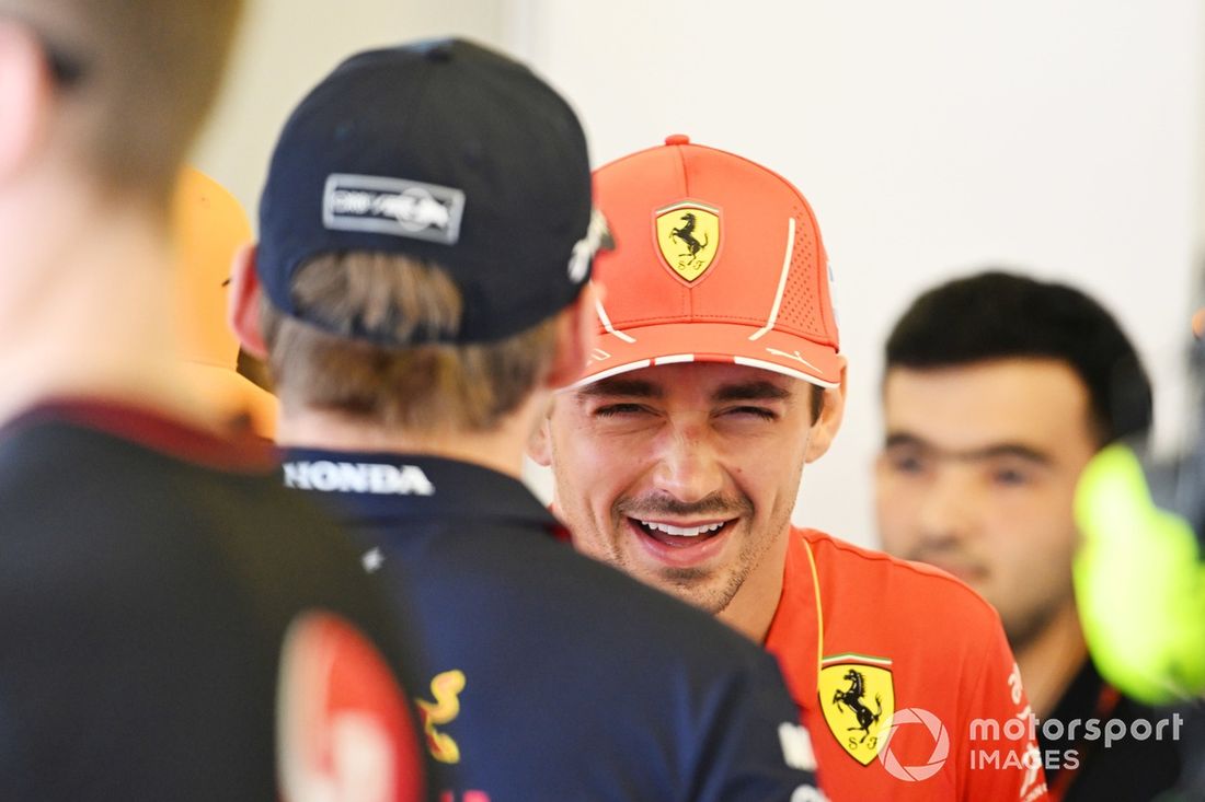 Charles Leclerc, Scuderia Ferrari, rozmawia z Maxem Verstappenem, Red Bull Racing