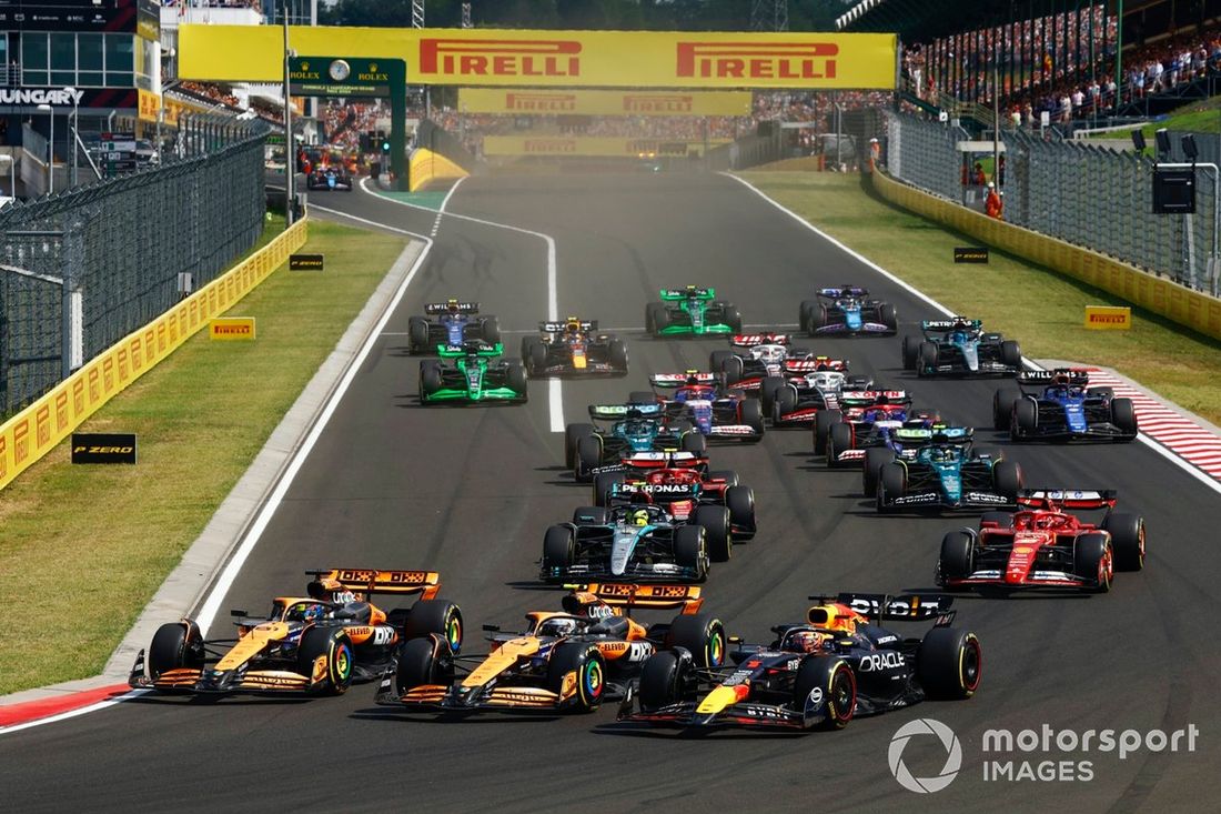 Lando Norris, McLaren MCL38, Oscar Piastri, McLaren MCL38, Max Verstappen, Red Bull Racing RB20, Lewis Hamilton, Mercedes F1 W15, Charles Leclerc, Ferrari SF-24, Carlos Sainz, Ferrari SF-24, reszta stawki na starcie.