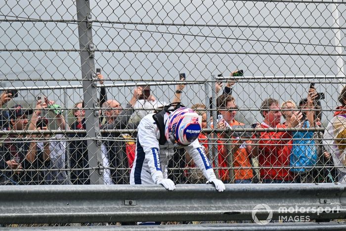 Logan Sargeant, Williams Racing, se toma un respiro tras la barrera después de un fuerte accidente en la FP3