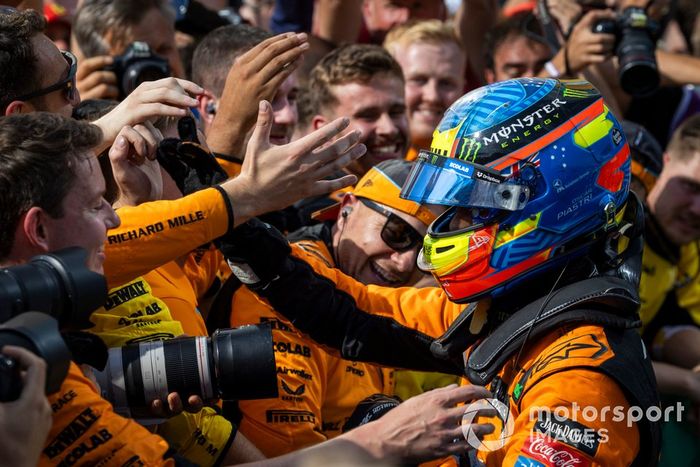 Oscar Piastri, McLaren F1 Team, 1ª posición, lo celebra con su equipo a su llegada al Parc Ferme