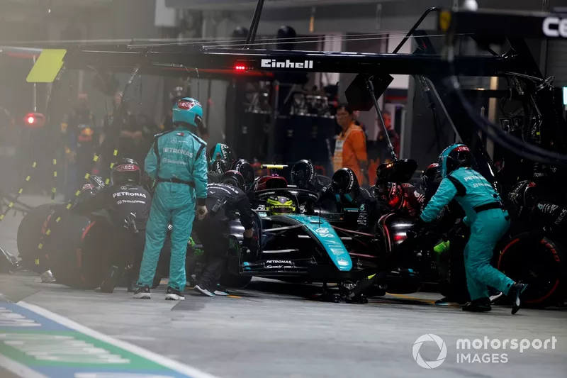 Lewis Hamilton, Mercedes F1 W15, fait un arrêt au stand