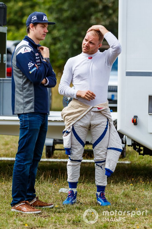 Valtteri Bottas talks with Teemu Suninen
