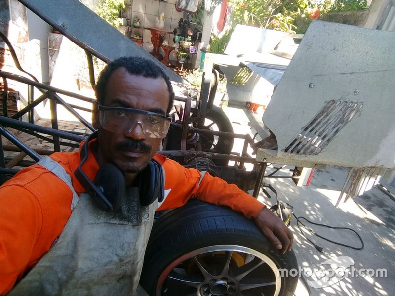 Manoel Luiz ao lado do carro sendo construído