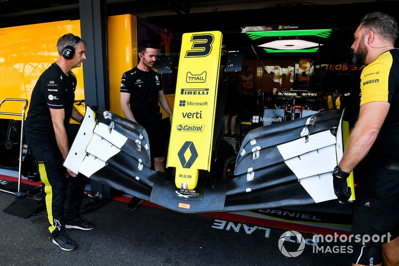 Mechanics with a front wing for Daniel Ricciardo, Renault F1 Team R.S.19