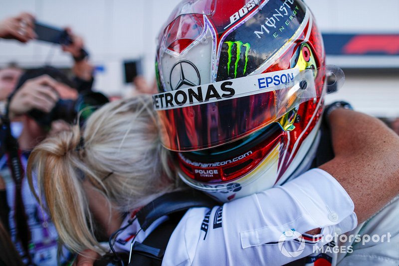 Ganador de la carrera Lewis Hamilton, Mercedes AMG F1, celebra en parc ferme