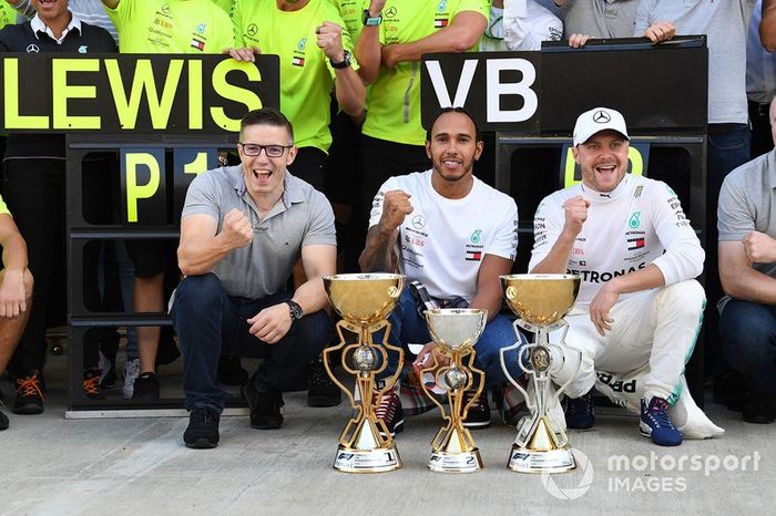 Valtteri Bottas, Mercedes AMG F1, secondo classificato, e Lewis Hamilton, Mercedes AMG F1, primo classificato, festeggiano con il team