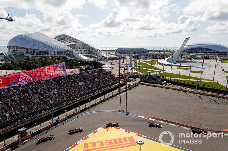 Carlos Sainz Jr., McLaren MCL34, Valtteri Bottas, Mercedes AMG W10, Lando Norris, McLaren MCL34, Sergio Perez, Racing Point RP19, Max Verstappen, Red Bull Racing RB15
