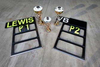 Pit boards e trofei per la Mercedes AMG F1