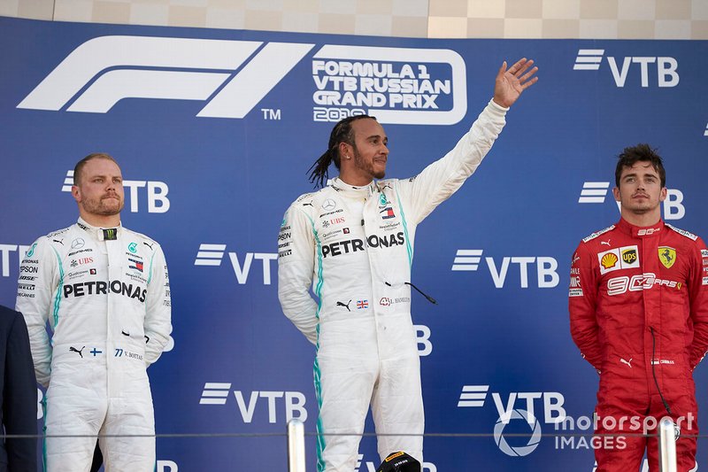 Valtteri Bottas, Mercedes AMG F1, secondo classificato, Lewis Hamilton, Mercedes AMG F1, primo classificato, e Charles Leclerc, Ferrari, terzo classificato, sul podio