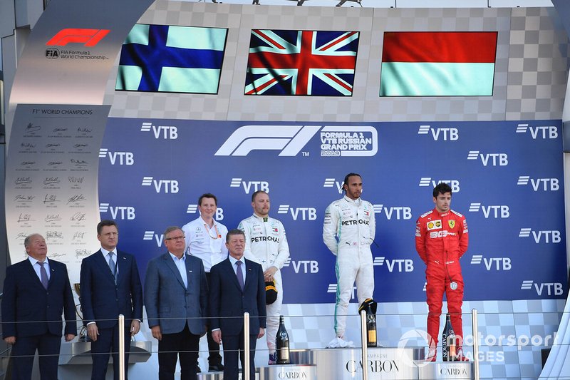 Fred Judd, Ingeniero Jefe de pista, Mercedes, Valtteri Bottas, Mercedes AMG F1, 2ª posición, Lewis Hamilton, Mercedes AMG F1, 1ª posición, y Charles Leclerc, Ferrari, 3ª posición, en el podio.