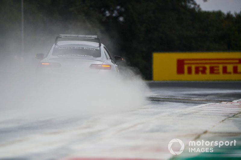 Safety Car drives through cement dust from the oil spill in the F2 race
