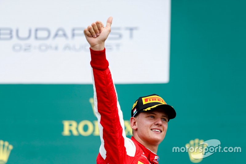 Podio: ganador de la carrera Mick Schumacher, Prema Racing