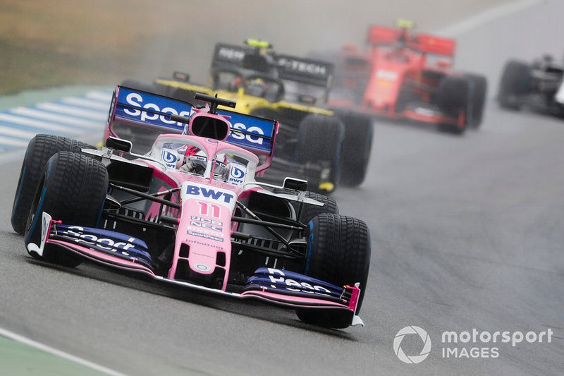 Sergio Perez, Racing Point RP19, voor Nico Hulkenberg, Renault F1 Team R.S. 19, en Charles Leclerc, Ferrari SF90