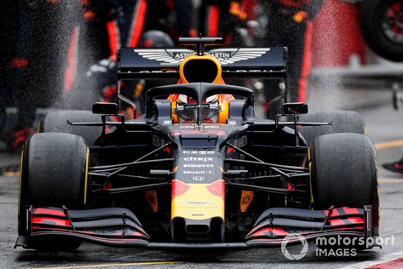 Como otros muchos pilotos, Verstappen también cambió neumáticos y puso medios, pero tras salir de boxes trompeó y volvió para montar intermedios