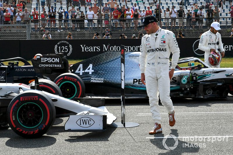 Valtteri Bottas, Mercedes AMG F1, ganador de la pole Lewis Hamilton, Mercedes AMG F1
