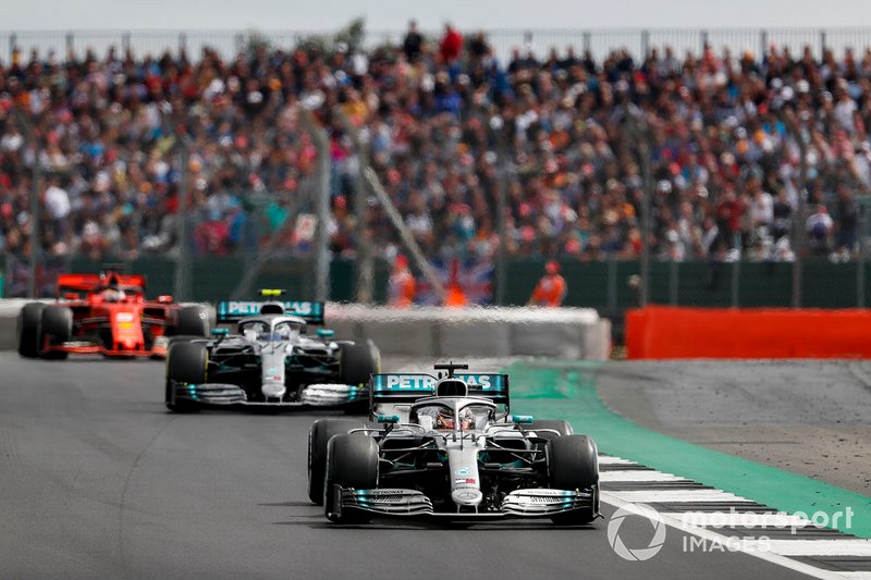 Lewis Hamilton, Mercedes AMG F1 W10, precede Valtteri Bottas, Mercedes AMG W10, e Sebastian Vettel, Ferrari SF90