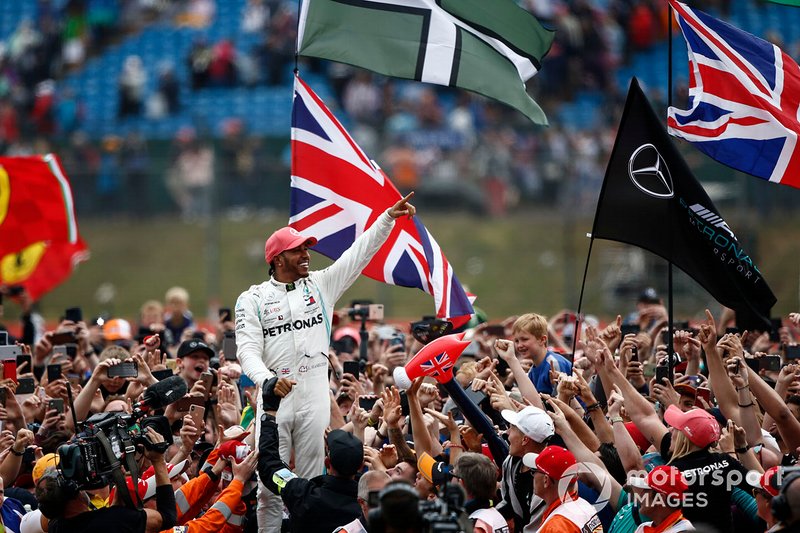 Lewis Hamilton, Mercedes AMG F1, 1° classificato, festeggia con i tifosi