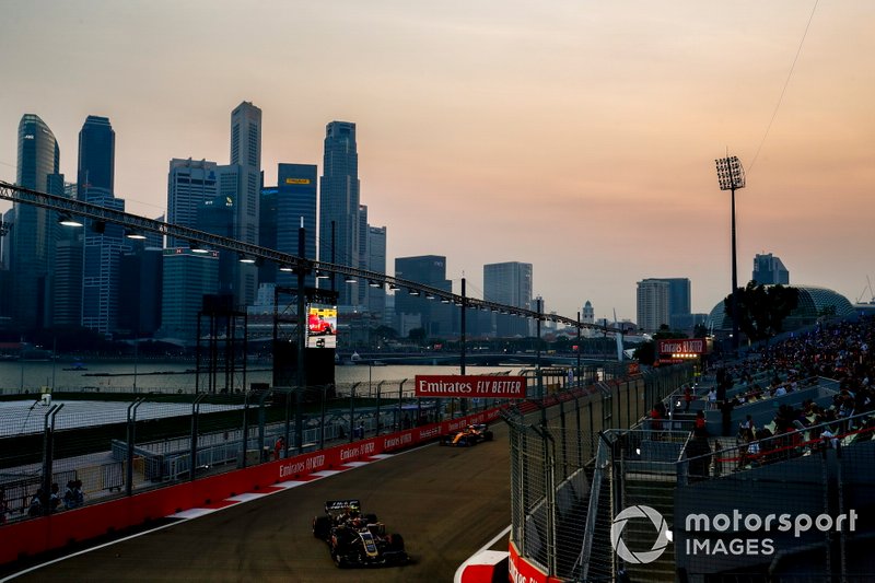 Kevin Magnussen, Haas F1 Team VF-19, Lando Norris, McLaren MCL34