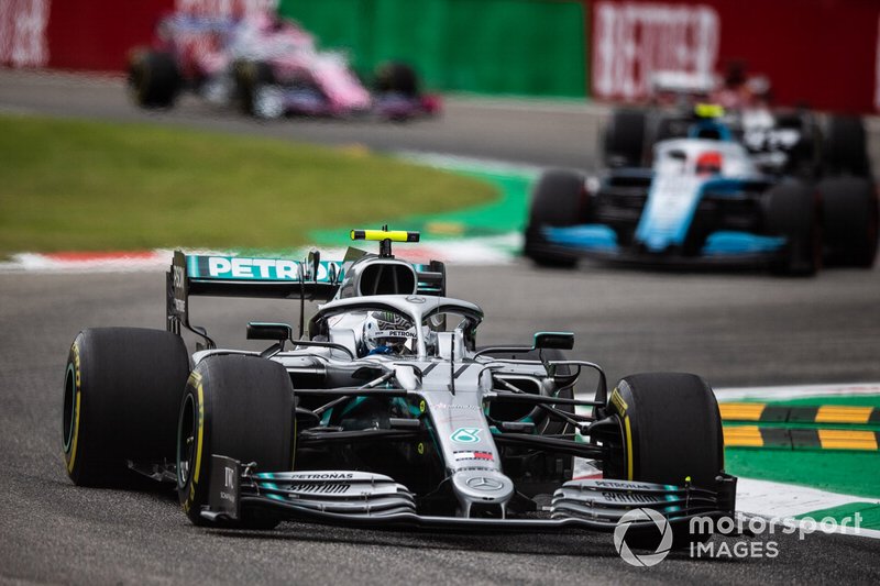 Valtteri Bottas, Mercedes AMG W10, precede Robert Kubica, Williams FW42