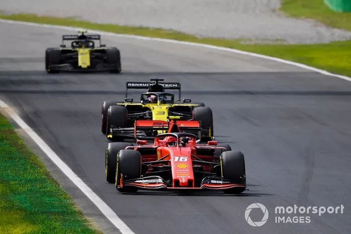 Charles Leclerc, Ferrari SF90, precede Daniel Ricciardo, Renault F1 Team R.S.19, e Nico Hulkenberg, Renault F1 Team R.S. 19