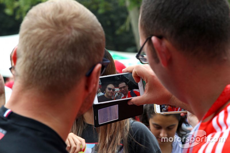 Valtteri Bottas, Mercedes AMG F1 selfie with a fan