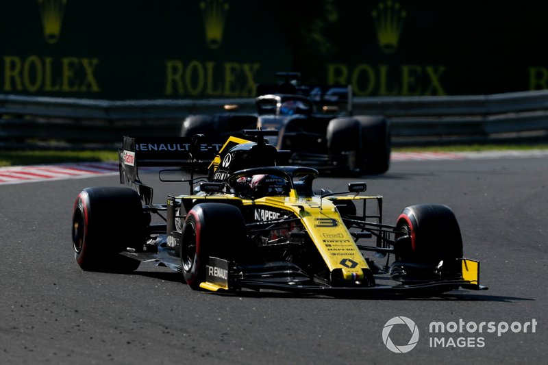 Daniel Ricciardo, Renault F1 Team R.S.19, Romain Grosjean, Haas F1 Team VF-19