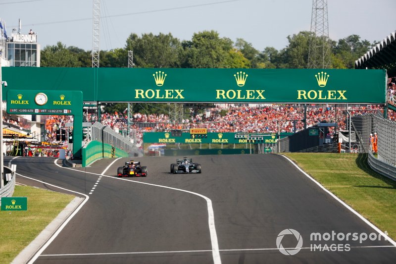 Lewis Hamilton, Mercedes AMG F1 W10 adelanta a Max Verstappen, Red Bull Racing RB15 para el liderato