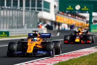 Carlos Sainz Jr., McLaren MCL34, Pierre Gasly, Red Bull Racing RB15