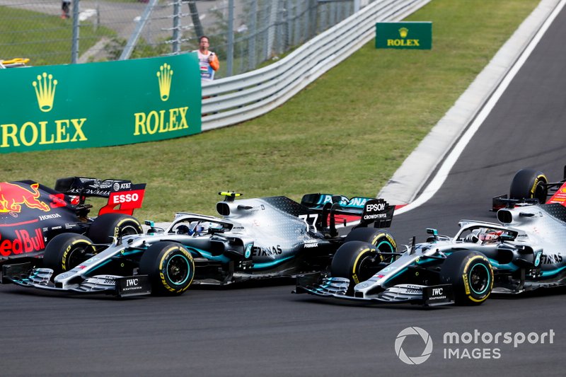 Max Verstappen, Red Bull Racing RB15, precede Valtteri Bottas, Mercedes AMG W10, e Lewis Hamilton, Mercedes AMG F1 W10, all'inizio della gara