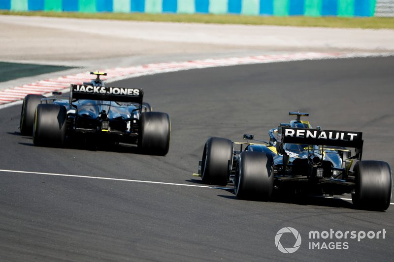 Kevin Magnussen, Haas F1 Team VF-19, leads Daniel Ricciardo, Renault F1 Team R.S.19