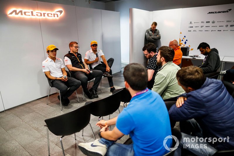 Carlos Sainz Jr, McLaren, Andreas Seidl, Director de Equipo, McLaren, y Lando Norris, McLaren, dan una conferencia de prensa