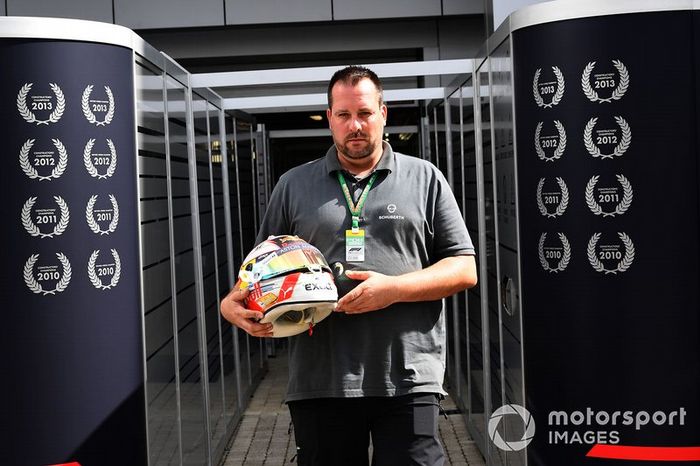 Un ingeniero de cascos de Schuberth trabaja en el casco de Max Verstappen, Red Bull Racing