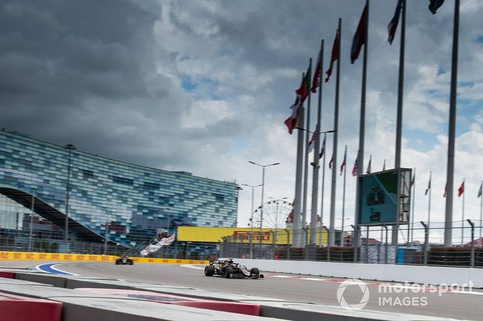 Romain Grosjean, Haas F1 Team VF-19, Kevin Magnussen, Haas F1 Team VF-19