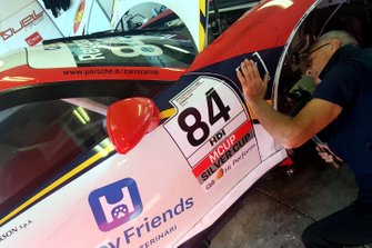Riparazione della Porsche di Federico Reggiani, Ghinzani Arco Motorsport, dopo l'incidente