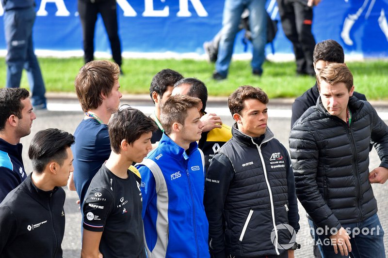 Nyck De Vries, ART Grand Prix, Jordan King, MP Motorsport con Louis Deletraz, Carlin, Jack Aitken, Renault R.S. 19, Guanyu Zhou, UNI Virtuosi Racing y Luca Ghiotto, UNI Virtuosi Racing durante el acto conmemorativo de Anthoine Hubert
