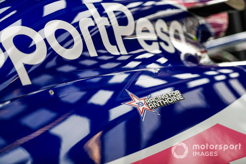 Detalhe do adesivo em homenagem ao francês na Racing Point.