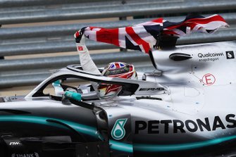 Racewinnaar Lewis Hamilton, Mercedes AMG F1 W10 met een vlag