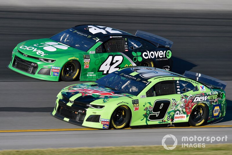 Chase Elliott, Hendrick Motorsports, Chevrolet Camaro DEWnited States and Kyle Larson, Chip Ganassi Racing, Chevrolet Camaro Clover