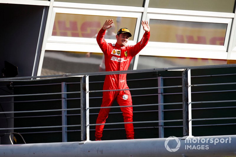 Charles Leclerc, Ferrari, primo classificato, arriva sul podio