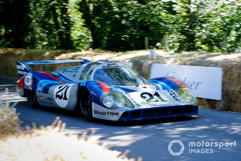 Un Martini Racing Porsche 917 Langheck de 1971, que fue pilotado por Gerard Larrousse, y Vic Elford